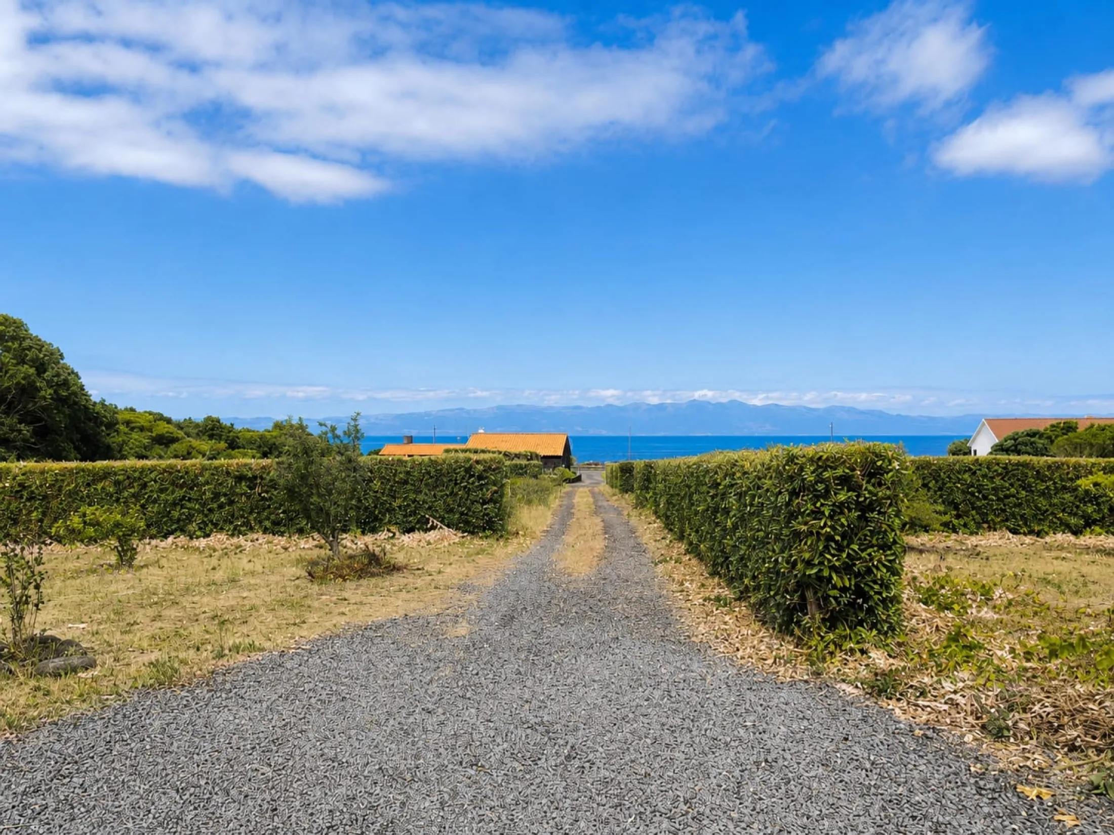 Caminho da propriedade em direção ao mar e à Ilha de São Jorge