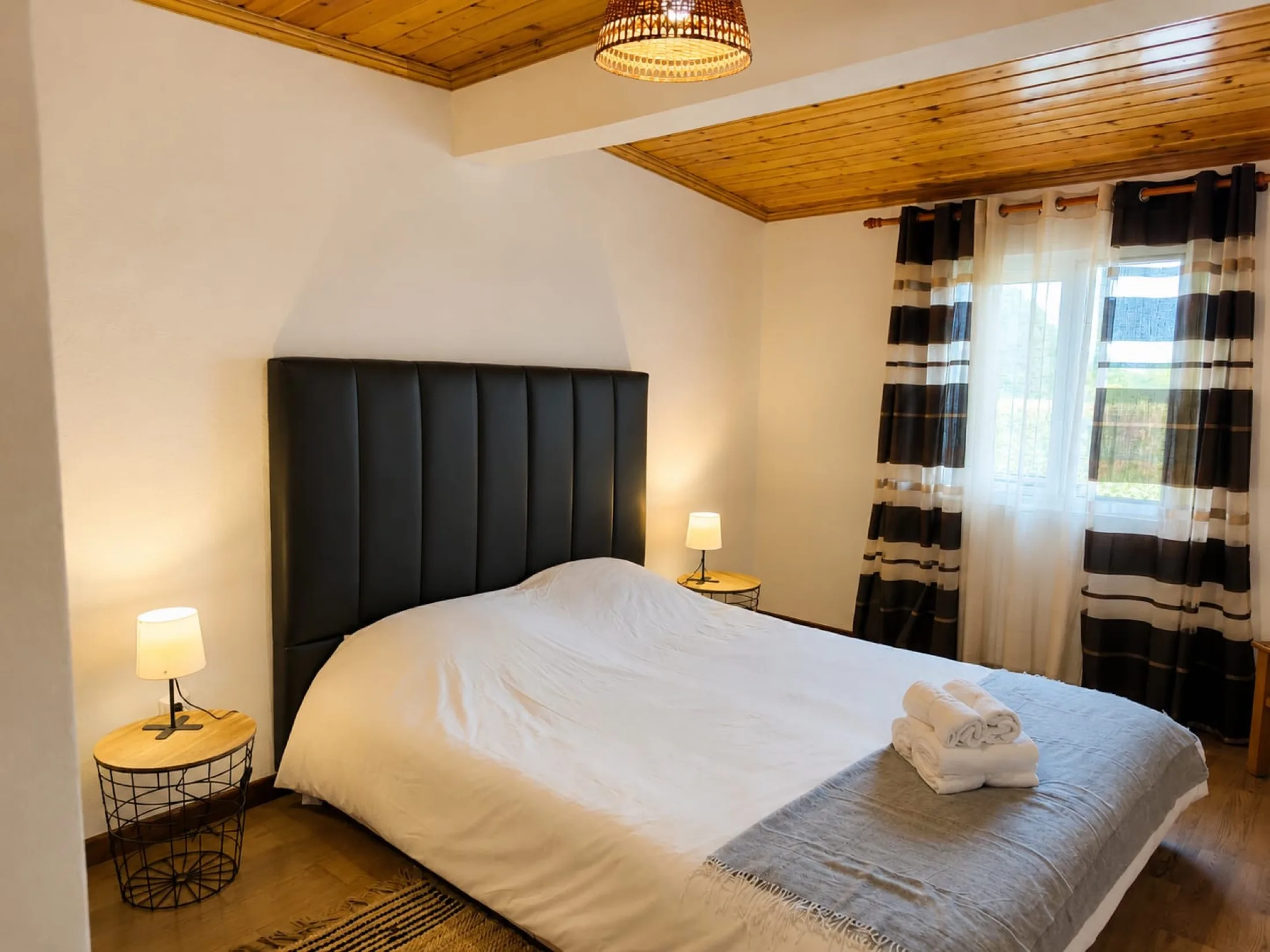 Quarto de casal acolhedor com luz quente